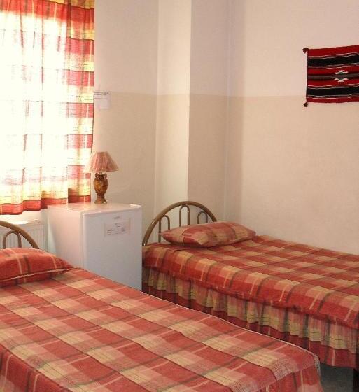 اتاق استاندارد با سرویس بهداشتی مشترک, Farah Hotel