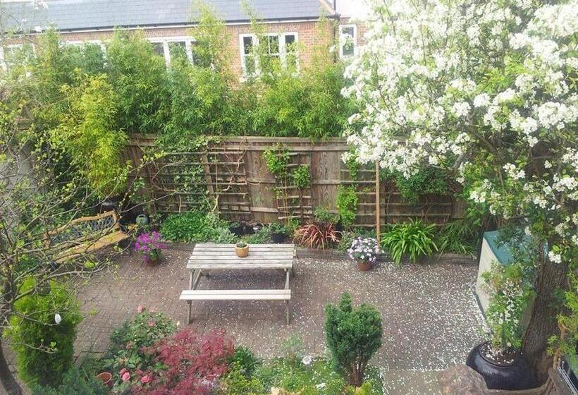 Семейный Номер, Compton Guest House