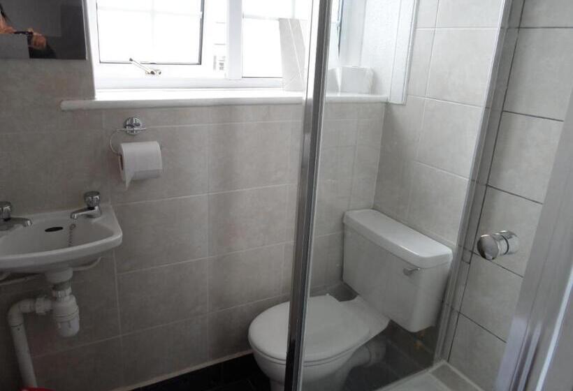 Кровать в Общей Комнате, Compton Guest House