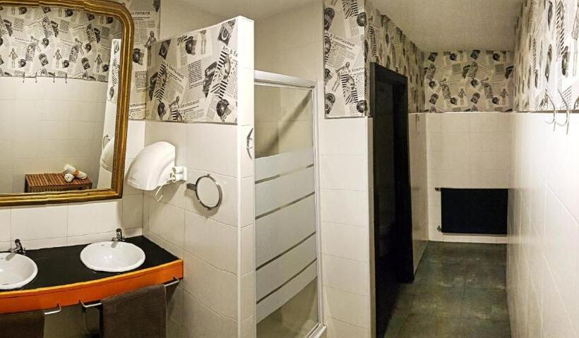 اتاق استاندارد با سرویس بهداشتی مشترک, Hostels Meetingpoint