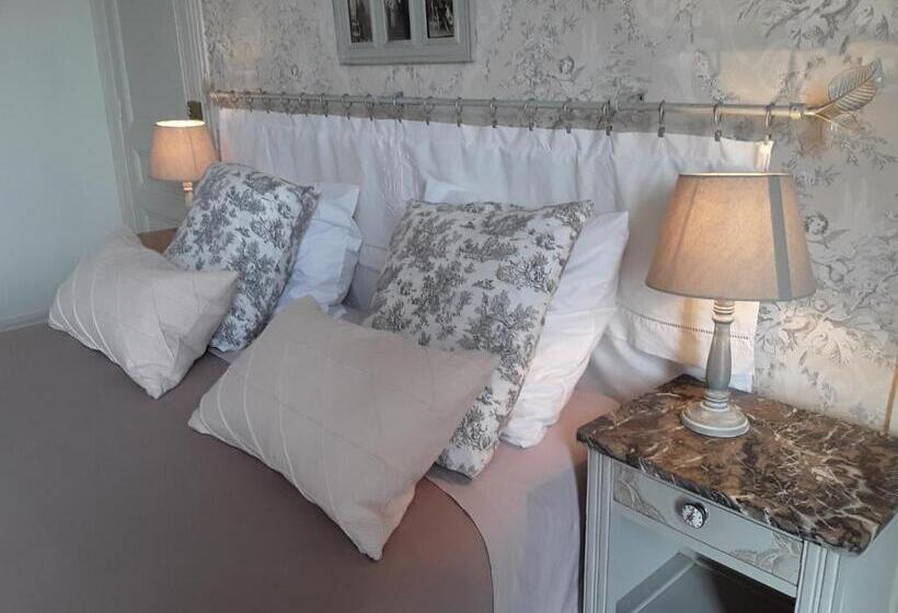 Номер Стандарт с Балконом, Le Manoir De Crisolles