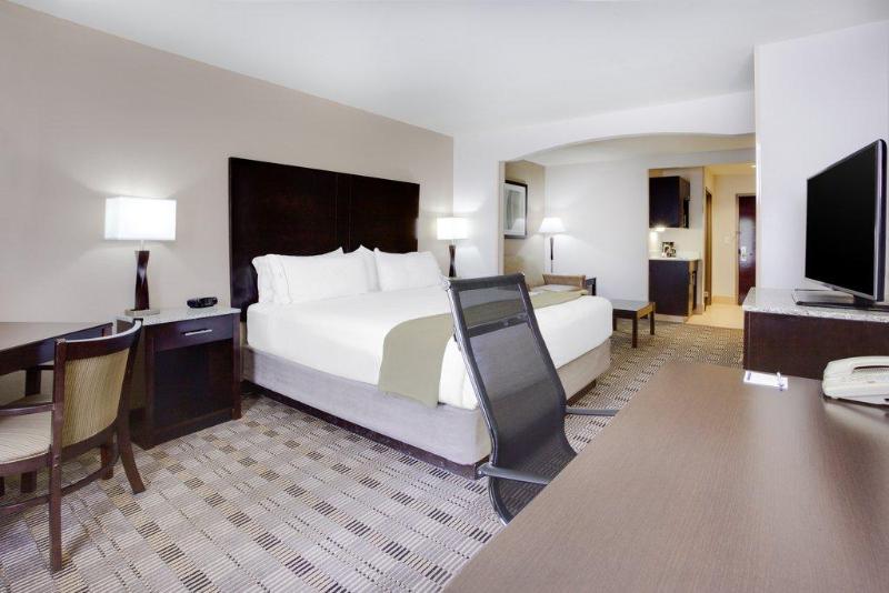 Люкс Кровать Кинг, Holiday Inn Express Hotel & Suites Mebane, An Ihg