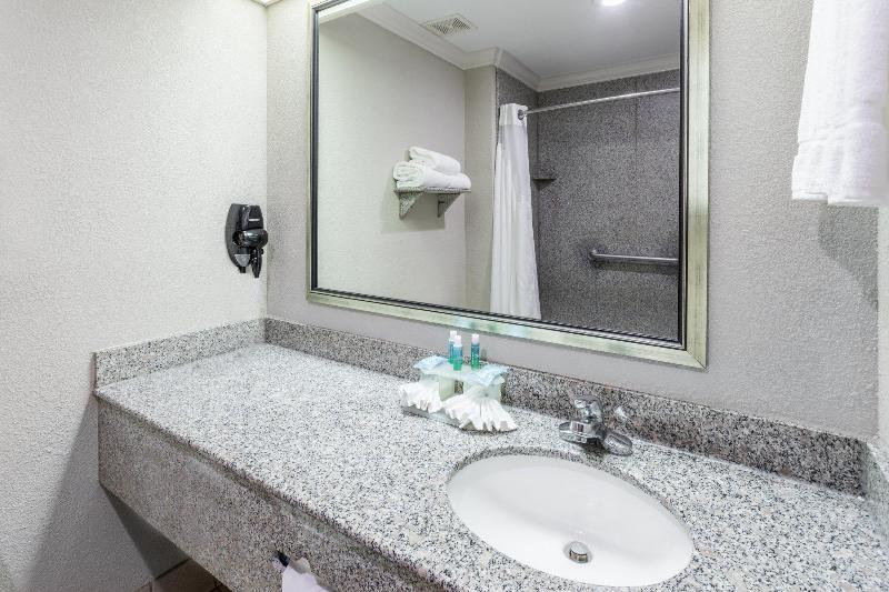 Люкс Кровать Кинг, Holiday Inn Express Hotel And Suites Lake Charles, An Ihg