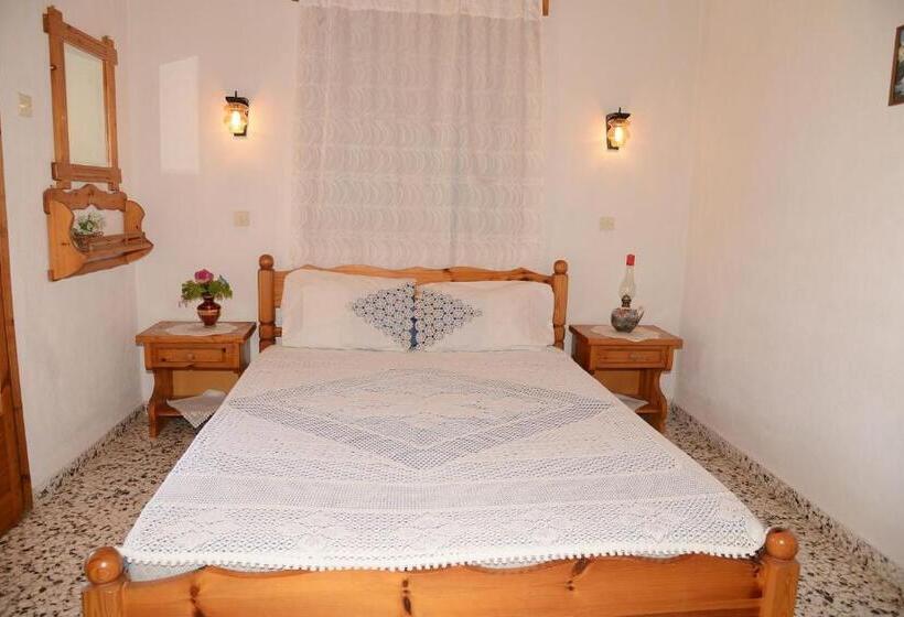 استودیوی استاندارد, Stafylos Suites & Boutique