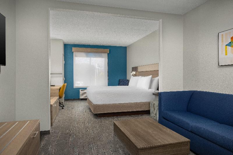 Люкс Кровать Кинг, Holiday Inn Express Hotel & Suites Greensboro   Airport Area, An Ihg