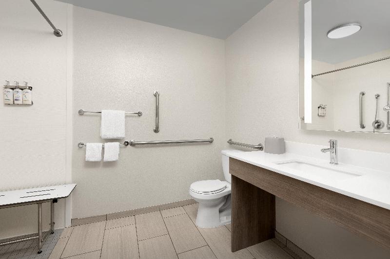 Номер Стандарт Кровать Кинг Адаптированный для Инвалидов, Holiday Inn Express Hotel & Suites Greensboro   Airport Area, An Ihg