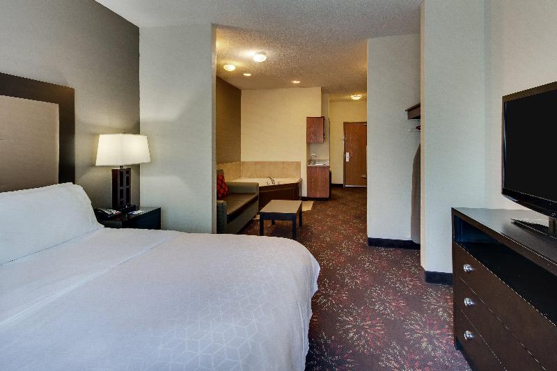 带大床的套房, Holiday Inn Express Hotel & Suites Lancaster Lititz, An Ihg