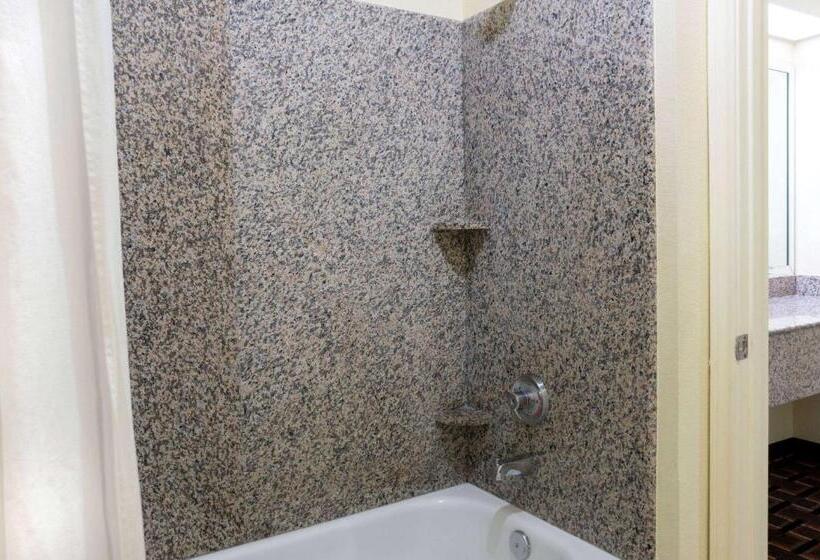 Люкс Deluxe Кровать Кинг, Super 8 By Wyndham Stafford Sugarland Area