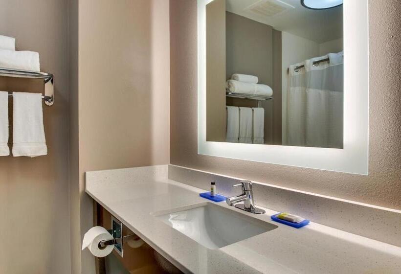 מיטת קינג בסוויטה, Holiday Inn Express Hotel & Suites Columbus Fort Benning, An Ihg