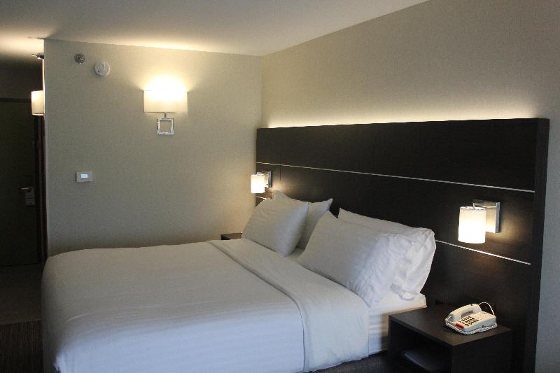 身障者適用キングサイズベッドルーム, Holiday Inn Express Corydon, An Ihg
