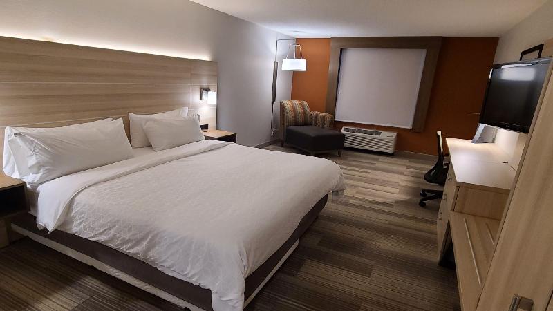 Номер Стандарт Кровать Кинг Адаптированный для Инвалидов, Holiday Inn Express Lordstown Newton Falls/warren, An Ihg