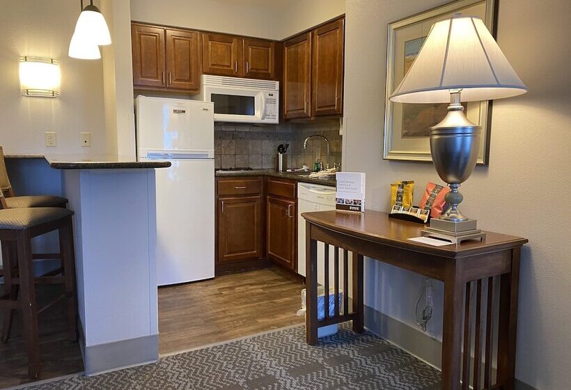Люкс, Staybridge Suites Milwaukee West Oconomowoc, An Ihg