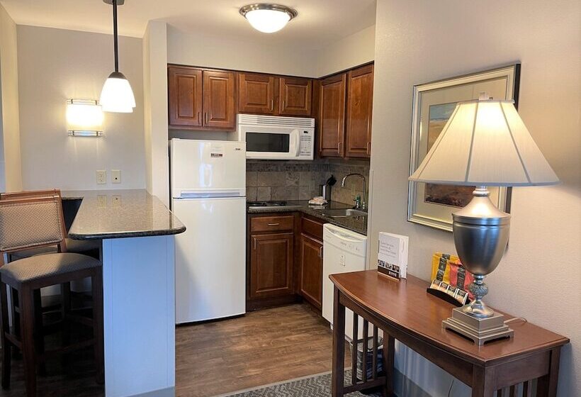 Люкс, Staybridge Suites Milwaukee West Oconomowoc, An Ihg