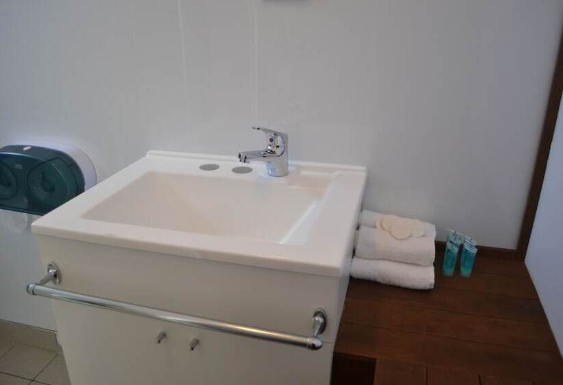 패밀리 룸, Hobart Tower Motel