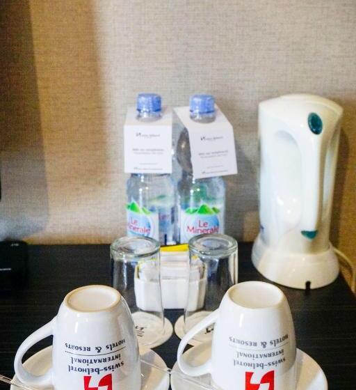 اتاق لوکس با چشم‌انداز استخر, Swiss Belhotel Kendari
