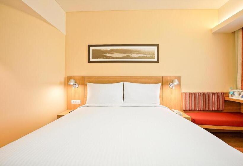 带特大床的标准间, Ibis Nashik   An Accor Brand