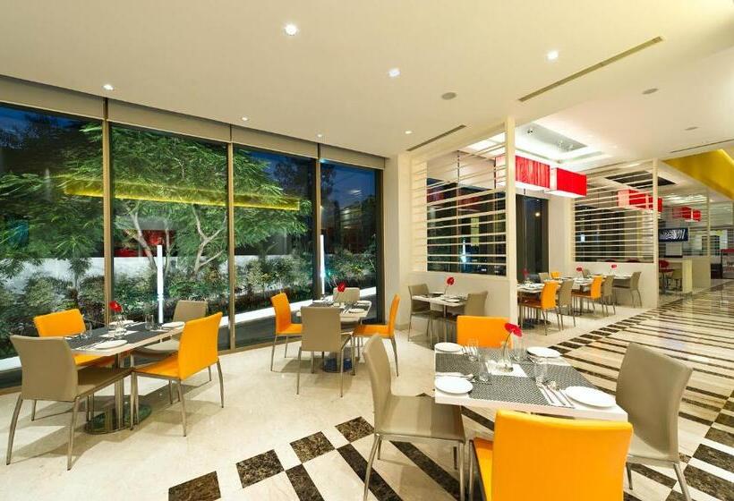 带特大床的标准间, Ibis Nashik   An Accor Brand