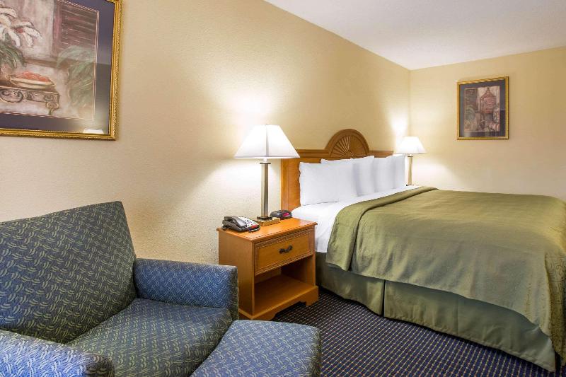 스탠다드 룸 킹사이즈 침대, Quality Inn Americus