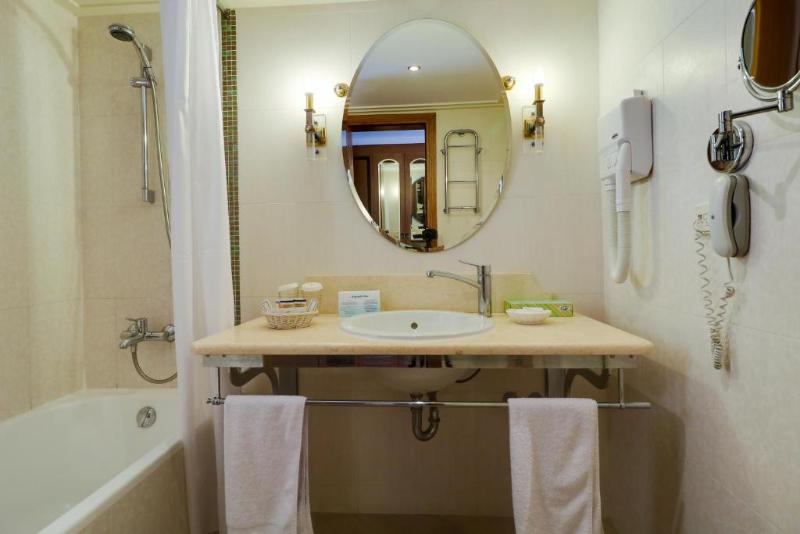 اتاق استاندارد با چشم‌انداز استخر, Aegean Melathron Thalasso Spa