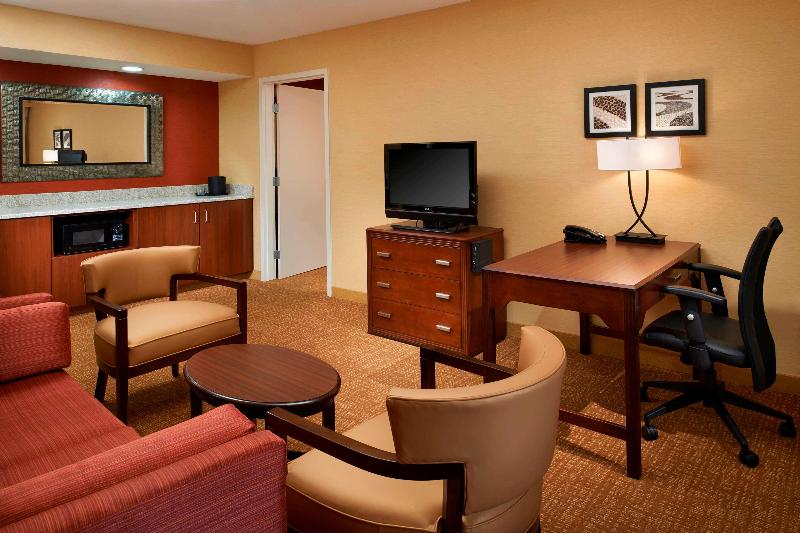 스위트 킹사이즈 침대, Sonesta Select Detroit Novi