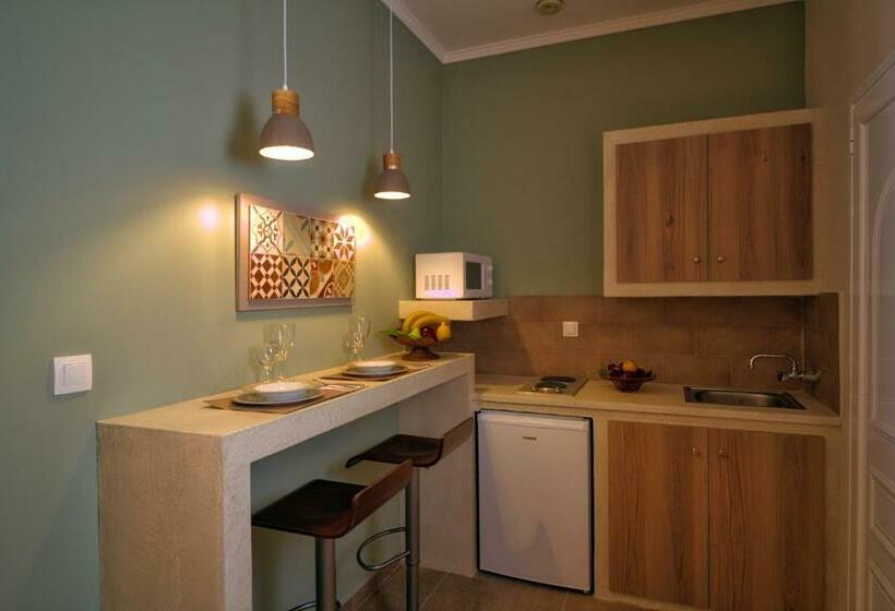 اتاق استاندارد سه تخته با چشم‌انداز استخر, Two Brothers Studios & Apts