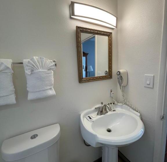 Семейный Номер, The Palomar Inn