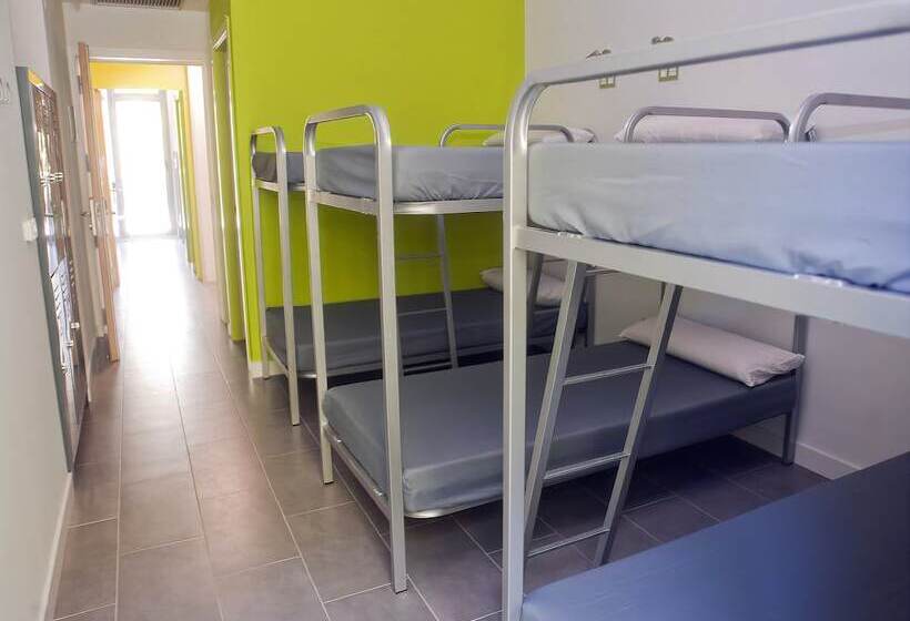 ルームシェアのワンベッド, Uba Hostel