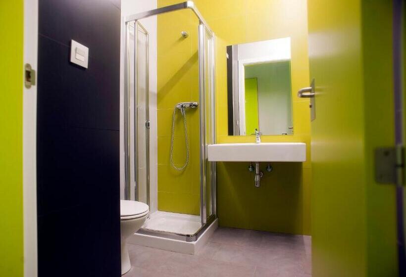 ルームシェアのワンベッド, Uba Hostel