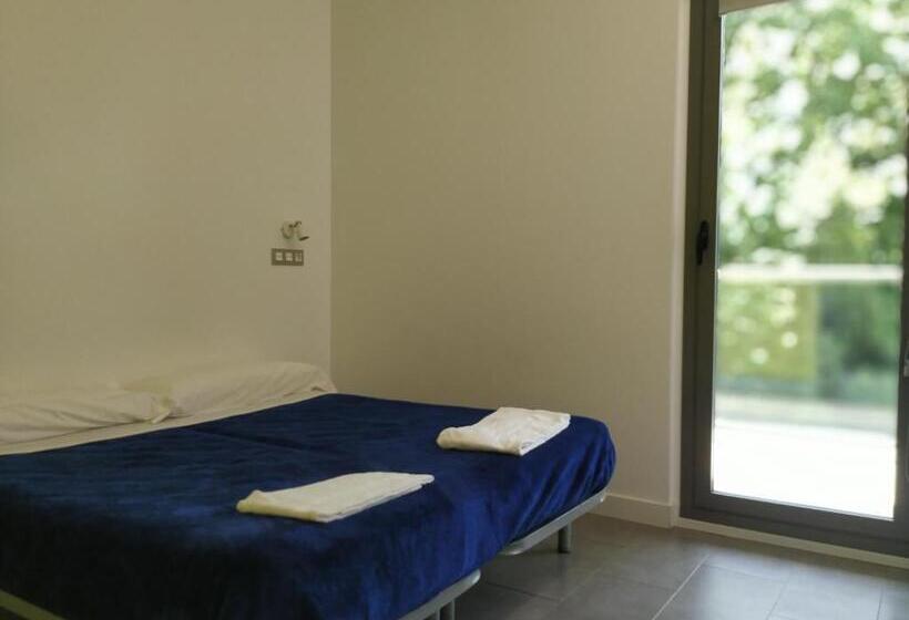 ルームシェアのワンベッド, Uba Hostel