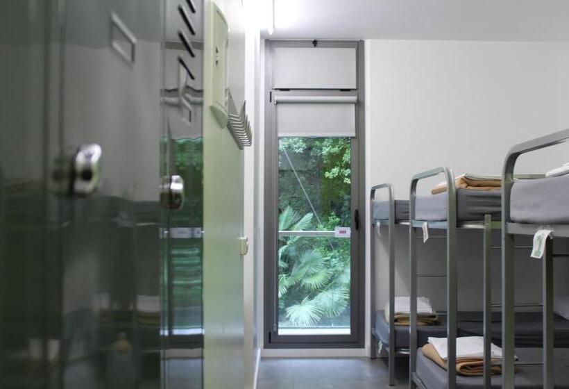 ルームシェアのワンベッド, Uba Hostel
