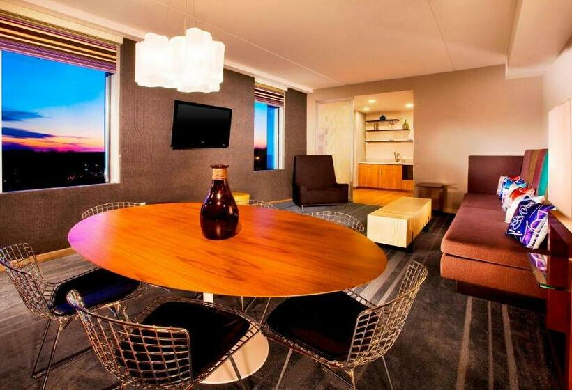 스위트 킹사이즈 침대, Aloft Mount Laurel