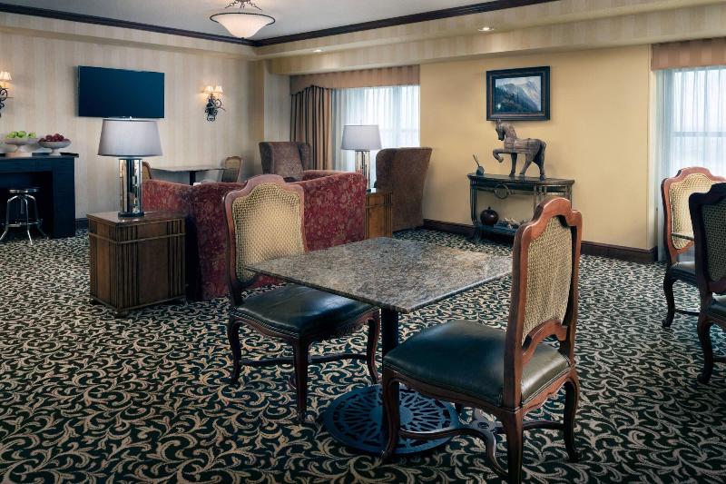 Номер Клуб, Renaissance Tulsa Hotel & Convention Center