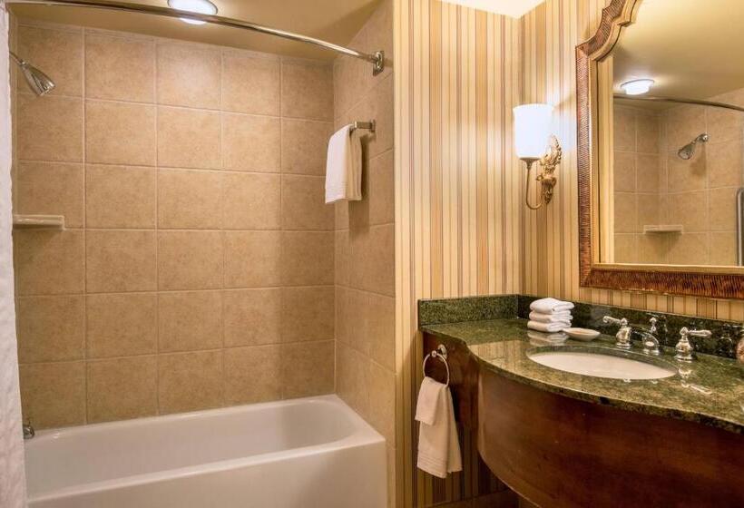 Номер Клуб, Renaissance Tulsa Hotel & Convention Center
