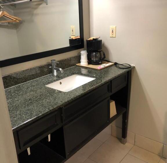 ２ダブルベッドのスタンダードルーム, Deerfield Inn And Suites  Fairview