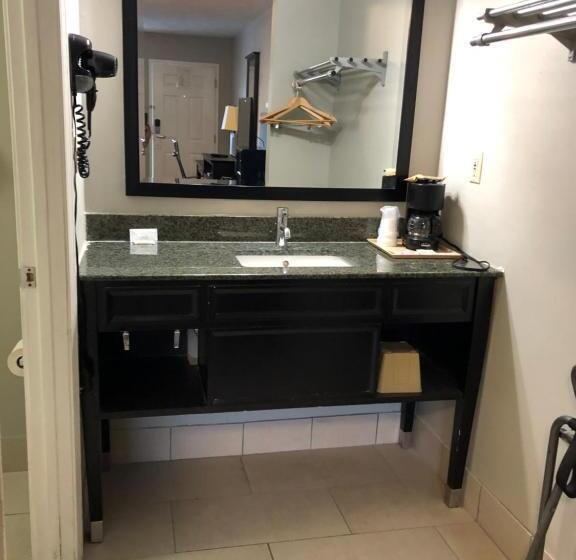２ダブルベッドのスタンダードルーム, Deerfield Inn And Suites  Fairview