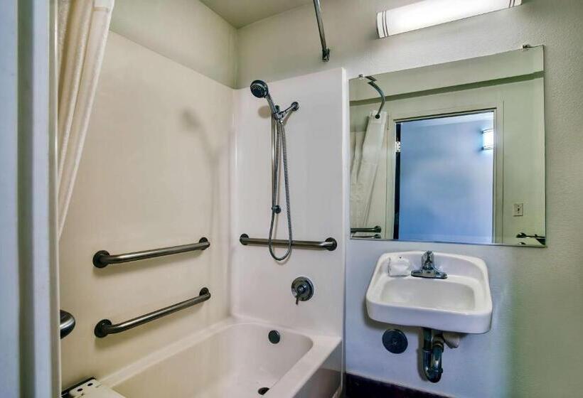 Номер Стандарт Адаптированный для Инвалидов, Motel 6hesperia, Ca  West Main Street I15