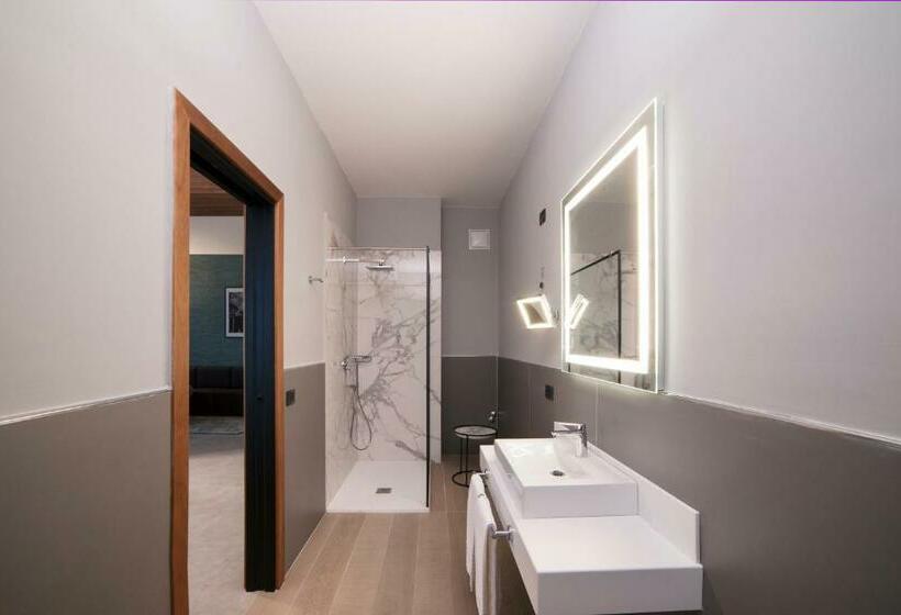 سوییت جونیور, Radisson Hotel Nola Naples