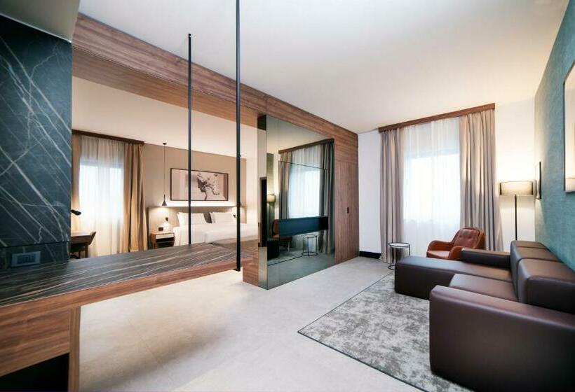 سوییت جونیور, Radisson Hotel Nola Naples