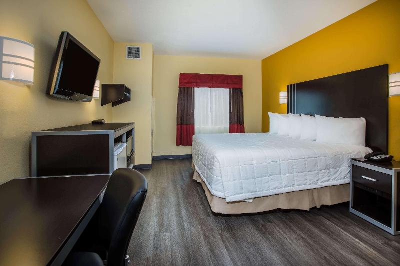 Стандартный Номер Кровать Кинг, Days Inn & Suites By Wyndham Augusta Near Fort Eisenhower