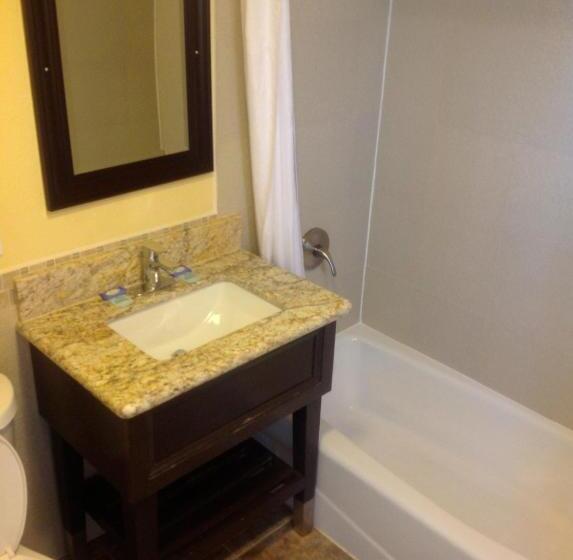 带2个双人床的标准工作室, Bayshore Inn Ventura