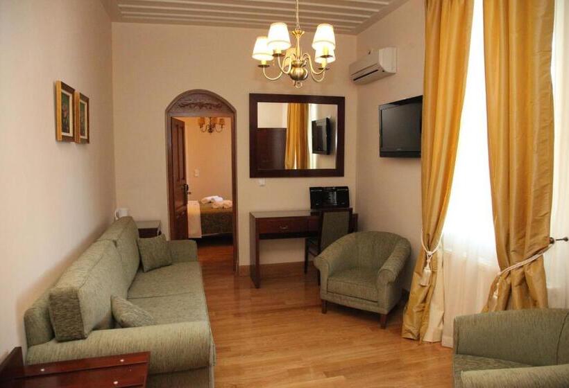 جناح جونيور مطلّ علي البحر, Apollonion Palace