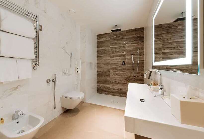 Номер Стандарт Кровать Кинг Адаптированный для Инвалидов, Hilton At St George S Park, Burton Upon Trent