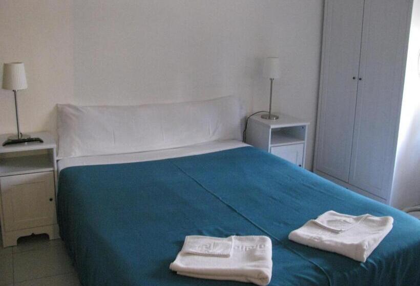 Номер Стандарт Трехместный, Hostal Elkano