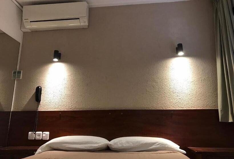 Номер Стандарт, Hostal Radio Barcelona