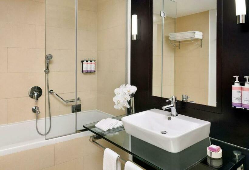 Номер Superior, Mövenpick Hotel Jumeirah Lakes Towers Dubai