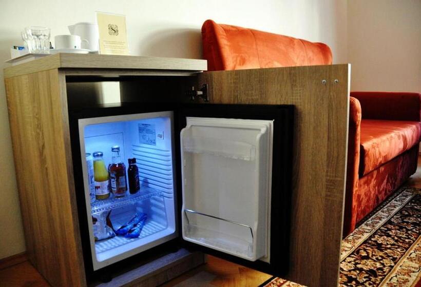 Номер Deluxe, Santi