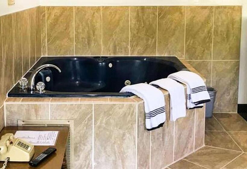 Люкс с гидромассажем, Relax Inn Altoona