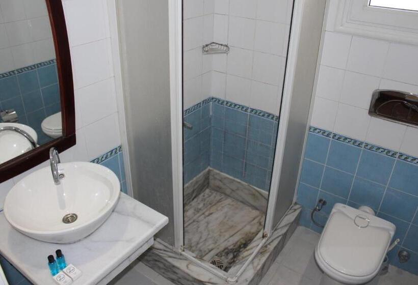 اتاق استاندارد سه تخته با چشم‌انداز استخر, Herrmes Hospitality