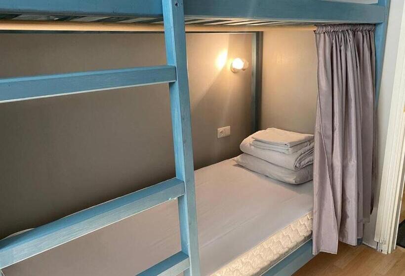 تختخواب در اتاق مشترک, Hostel Umbrella