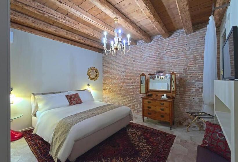 اتاق سوپریور, 28 Alla Rotonda